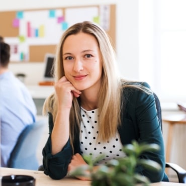 a-portrait-of-young-businesswoman-sitting-in-a-3SY89AP-min